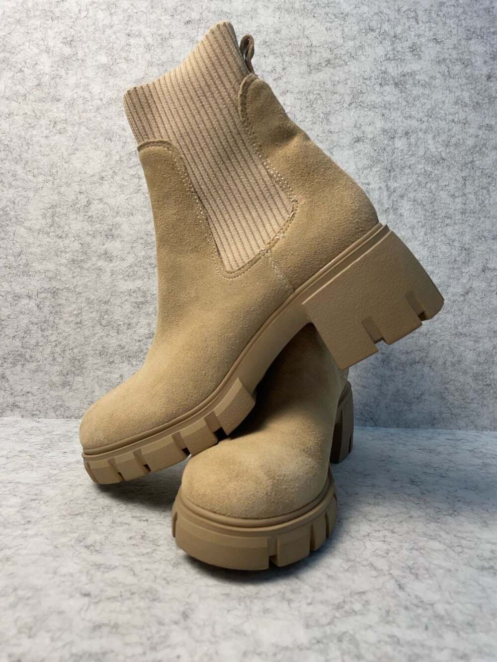 Size 7.5 Steve Madden Tan Suede Lug Sole Chelsea Ankle Boots - Picture 2 of 12